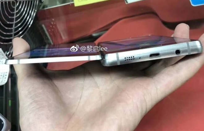 фото Twitter В мережу потрапили фото нового Samsung із розкладним екраном