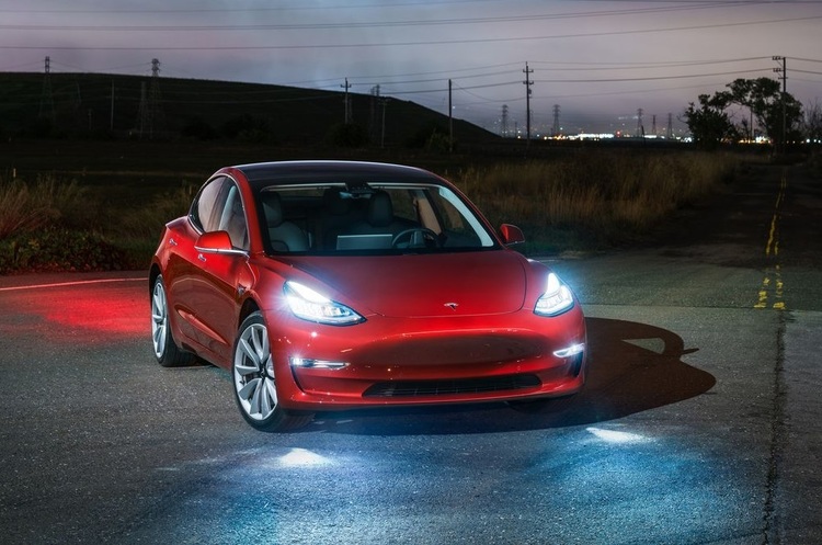 Tesla Model 3 Tesla знизила ціну на седан Model 3 в надії збільшити доходи від продажів