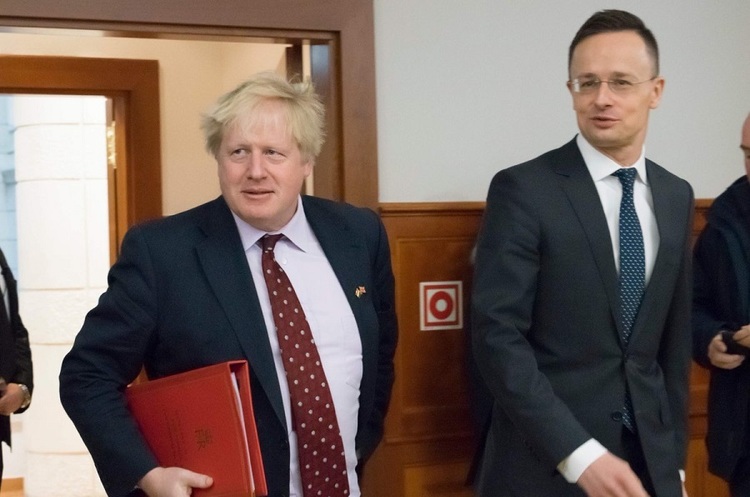 фото Twitter Boris Johnson Борис Джонсон пішов у відставку з поста міністра британського МЗС через протиріччя з Мей