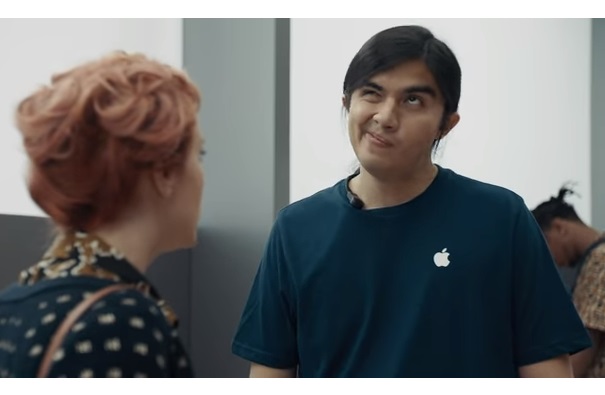 скрін-шот Youtube Samsung пішов війною на Apple і в рекламному ролику висміяв iPhone X (ВІДЕО)