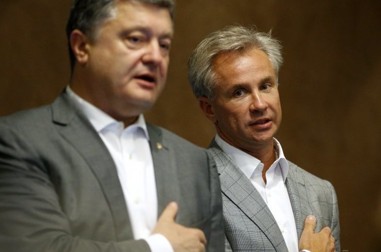 Президент України Петро Порошенко та власник МХП Юрій Косюк Вертольотні справи: чому військова прокуратура раптом зацікавилася «Миронівським хлібопродуктом»