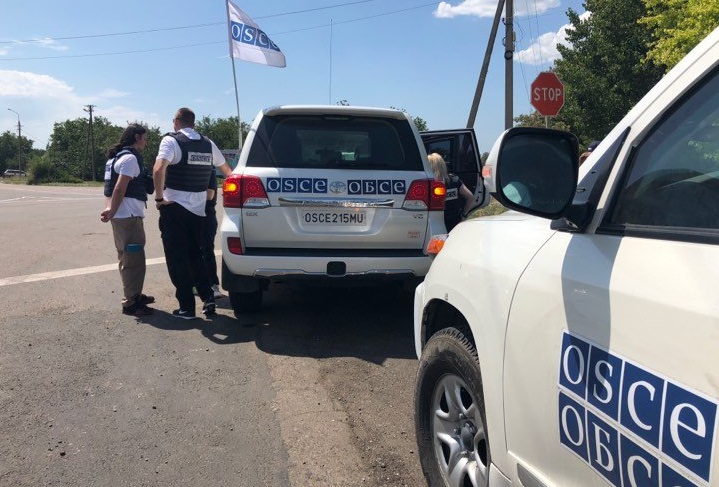 фото @OSCE_SMM Курт Волкер опублікував відео, в якому російська військова техніка в'їжджає в Україну