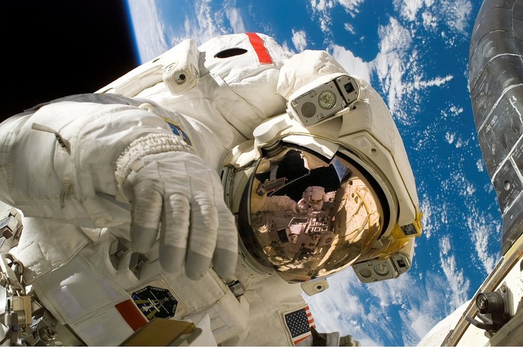 Відчуй себе космонавтом: NASA представила додаток для створення космічного селфі
