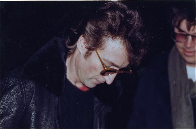 Леннон підписує альбом Double Fantasy Чепмену (праворуч) за кілька годин до смерті Убивця Джона Леннона попросив про дострокове звільнення, але отримав відмову