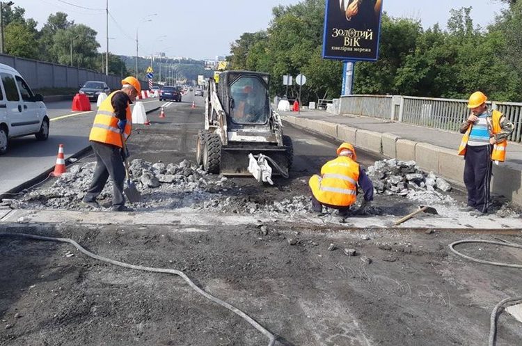 Фото: facebook/kievavtodor «Київавтодор» розпочав капремонт мосту метро через Русанівську протоку