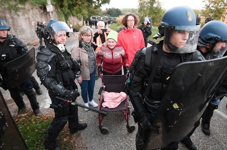 фото © FREDERICK FLORIN - AFP Французька поліція жорстко розігнала учасників акції протесту проти будівництва дороги