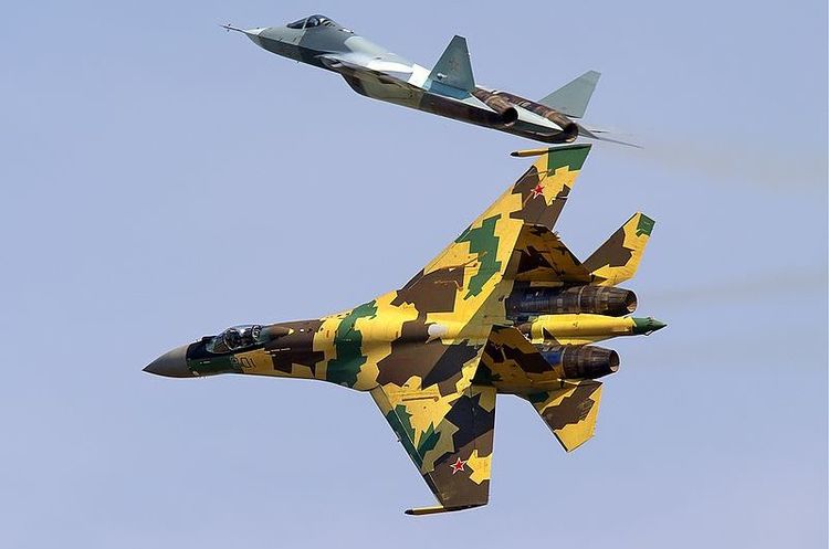 Су-35 (знизу), Су-57 (вгорі) США ввели нові санкції проти Китаю за співпрацю з «Рособоронекспортом»