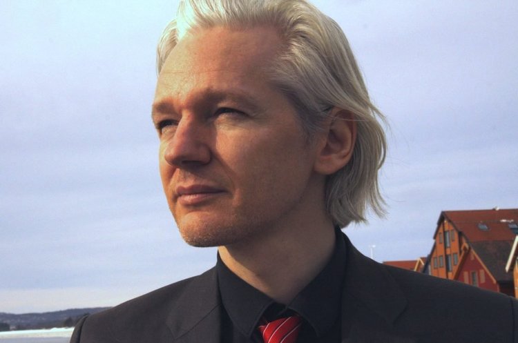 Джуліан Ассандж Ассанж пішов з посади головного редактора WikiLeaks через відсутність доступу до інтернету