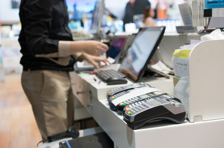 Фото: Shutterstock Ринкові технології: Ощадбанк та Mastercard запровадять cashless-платежі на ринку «Столичний»