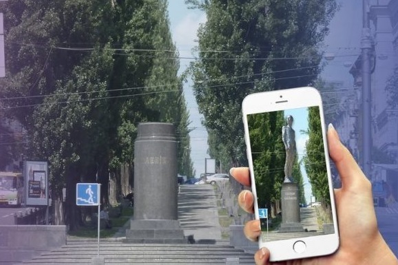 фото forklog.com У Києві відкрили віртуальний пам'ятник творцю біткойна Сатоші Накамото