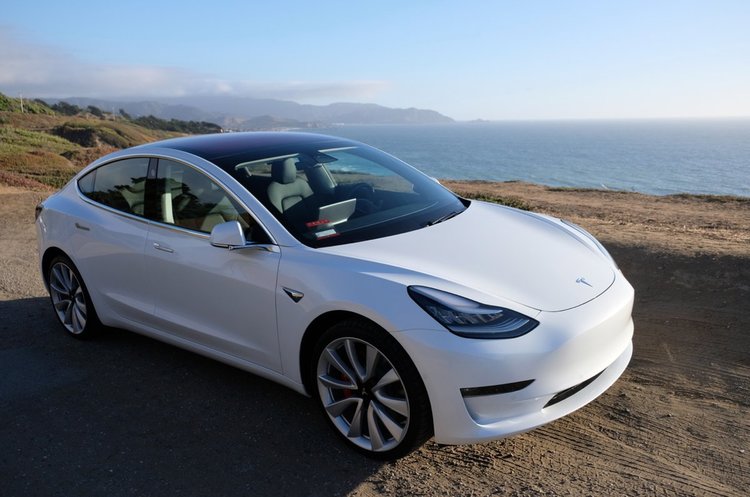 Tesla випустила та продала рекордну кількість Model 3 за ІІІ квартал Tesla випустила та продала рекордну кількість Model 3 за ІІІ квартал