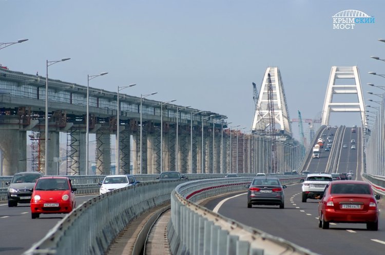 Twitter @Krymsky_bridge Шматок залізничної частини Кримського моста обвалився в море