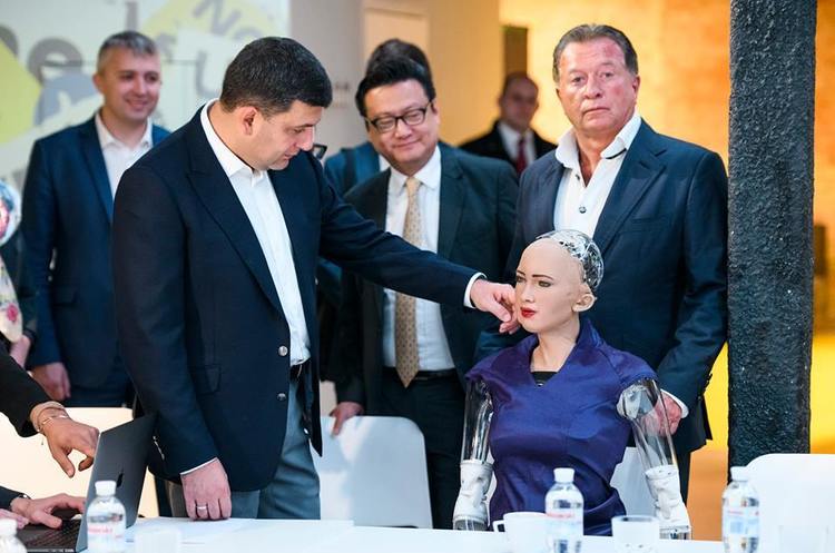 Прем'єр-міністр Володимир Гройсман та робот Софія Робот Софія розповіла, що знає про Україну
