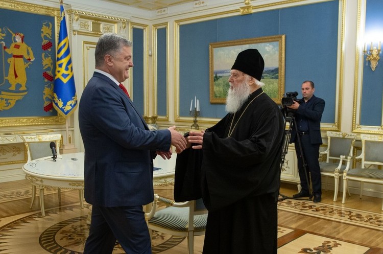 Президент Петро Порошенко та патріарх Київський Філарет «Питання Томосу виходить далеко за межі церкви, це питання нашої незалежності», – Порошенко