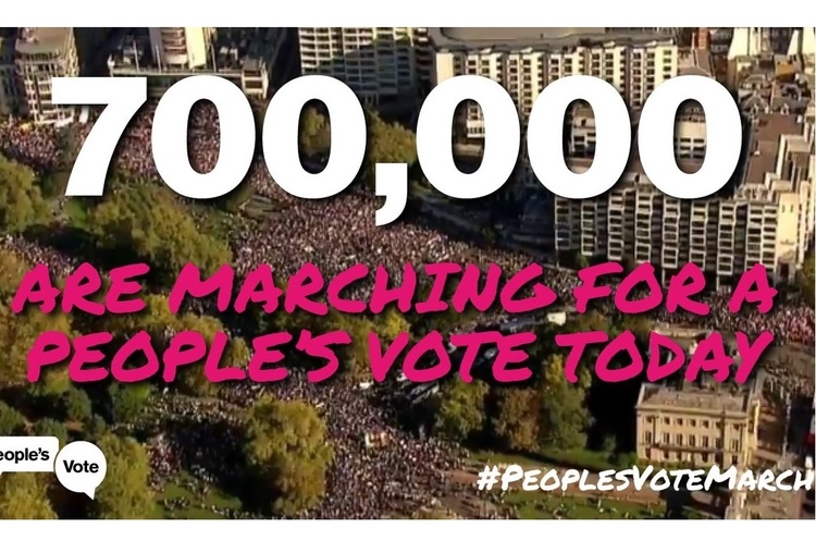 В Лондоні майже 700 тисяч людей вийшли на марш проти виходу Британії з Євросоюзу В Лондоні майже 700 тисяч людей вийшли на марш проти виходу Британії з Євросоюзу