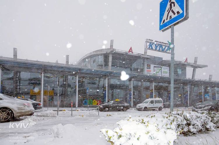 Сніг в аеропорту «Київ» буде прибирати швейцарський снігоочисник вартістю 19 млн Сніг в аеропорту «Київ» буде прибирати швейцарський снігоочисник вартістю 19 млн