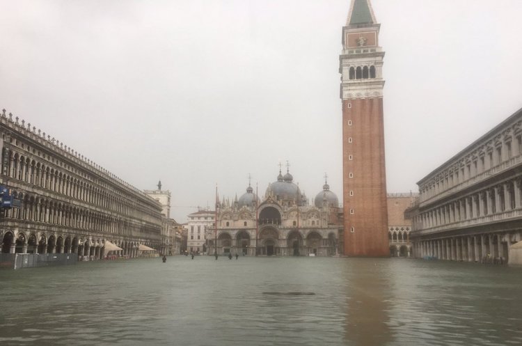 Венецію накрило: 70% міста пішло під воду (ВІДЕО)