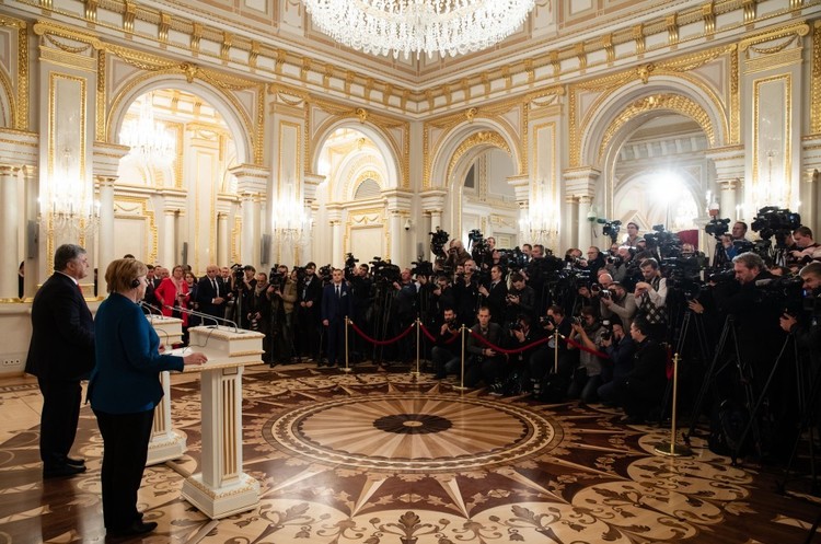 фото Офіційний сайт Президента України Меркель привіталася українською і заявила про підтримку санкцій ЄС проти Росії (ВІДЕО)