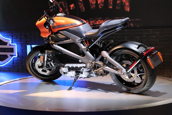 Harley-Davidson показала прототип свого першого електромотоцикла LiveWire Harley-Davidson показала прототип свого першого електромотоцикла LiveWire