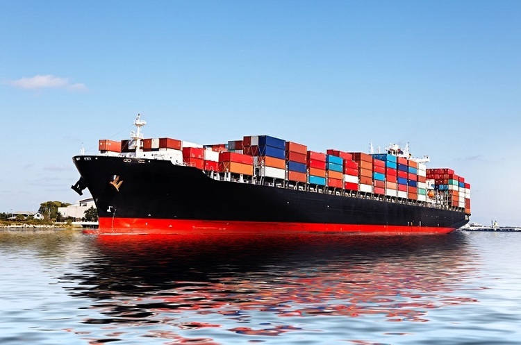 Через торгову напругу між країнами попит на контейнерні перевезення падає – Maersk