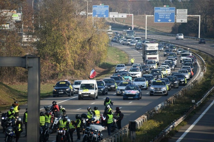 Twitter @TheLocalFrance У Франції під час масових протестів проти зростання цін на пальне загинула людина