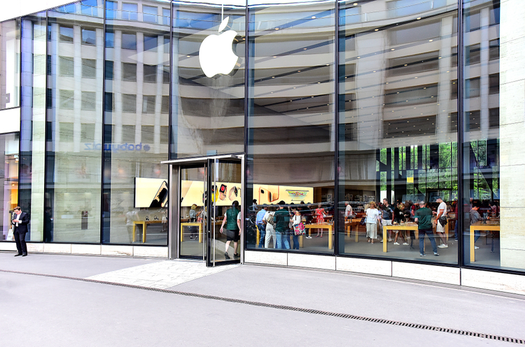 фото Shutterstock Apple буде знімати художні фільми і поширювати їх безкоштовно