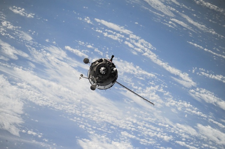 SpaceX дали зелене світло на виведення 12 тисяч супутників для інтернету SpaceX дали зелене світло на виведення 12 тисяч супутників для інтернету