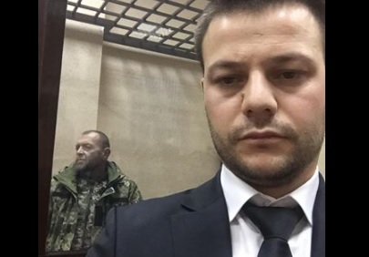 на фото Юрій Гудзило, колишній капітан «Яни Капу», та його адвокат Суд в Сімферополі арештував 12 українських моряків на 2 місяці