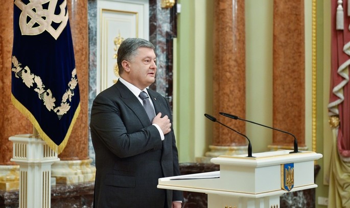 Фото: president.gov.ua Порошенко підписав закон про введення воєнного стану