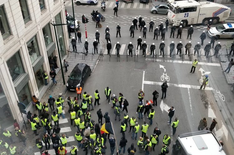 «Жовті жилети» вже і в Брюсселі: сотні людей вийшли протестувати проти зростання цін на пальне «Жовті жилети» вже і в Брюсселі: сотні людей вийшли протестувати проти зростання цін на пальне
