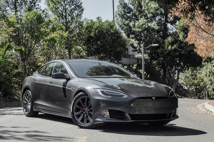tsportline.com Автомобіль Tesla сам втікав від поліції на автопілоті, поки нетверезий водій спав