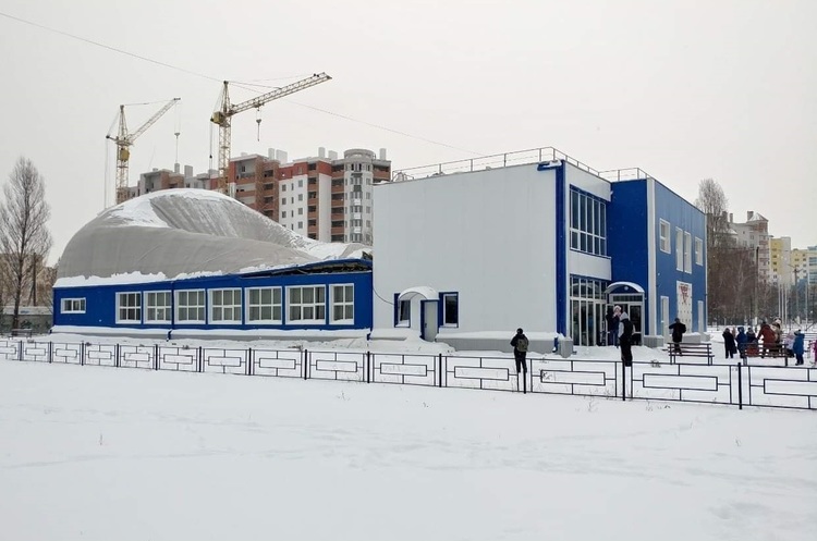 фото Facebook Гройсман доручив розібратися, чому обвалився дах нового спорткомплексу у Вишневому