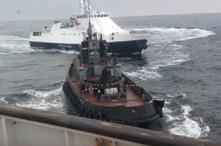 Російський катер берегової охорони бере на таран український буксирний катер, скрін-шот із відео Держдеп вважає доречним заборонити вхід у порти кораблів РФ з Азовського моря