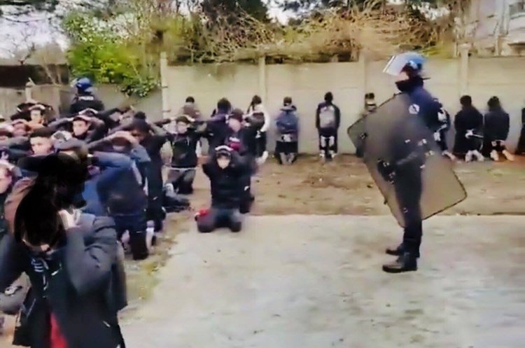 Нова хвиля масштабних протестів у Франції: цього разу школярі виступають проти освітньої реформи (ВІДЕО) Нова хвиля масштабних протестів у Франції: цього разу школярі виступають проти освітньої реформи (ВІДЕО)