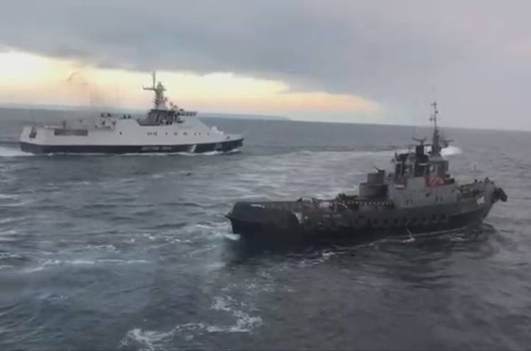 Російський катер берегової охорони бере на таран український буксирний катер Інцидент на Азові Росія готувала більше року, поширюючи фейки про Україну – The Guardian