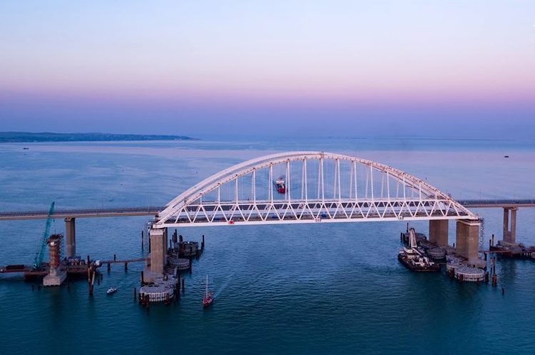 фото Facebook Крымский мост Україна знову відправить свої кораблі через Керченську протоку найближчим часом – Турчинов