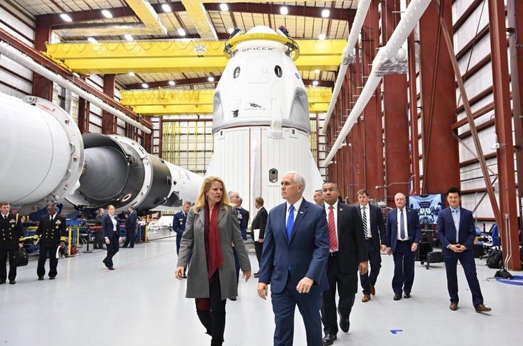 SpaceX показала свою нову ракету, віце-президент США оцінив SpaceX показала свою нову ракету, віце-президент США оцінив