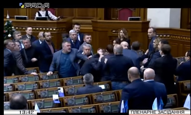 скрін-шот Верховна Рада схвалила перейменування УПЦ Московського патріархату, не обійшлося без бійки (ВІДЕО)