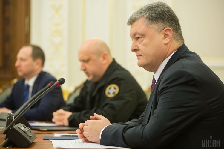 Фото: УНІАН Порошенко підтримав подовження заборони на в'їзд в Україну росіянам після припинення воєнного стану