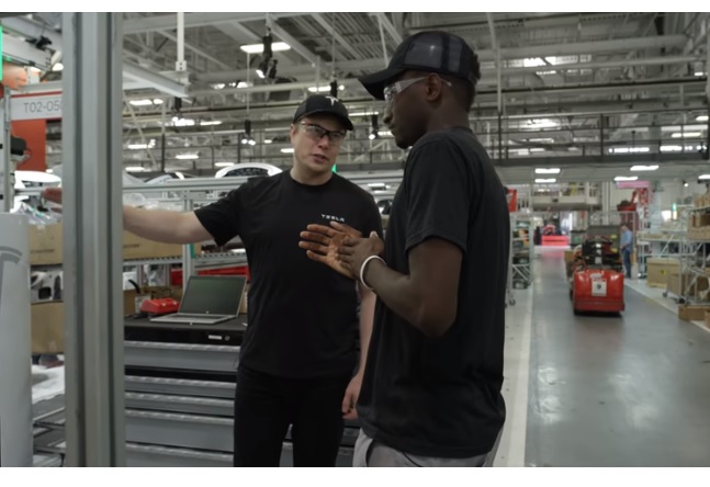 Ілон Маск на заводі Tesla Ілон Маск повідомив про початок будівництва заводу Tesla в Шанхаї