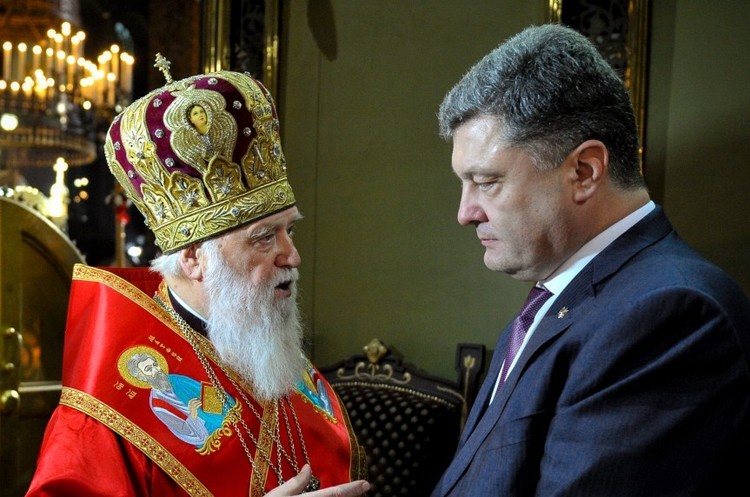 Почесний патріарх ПЦУ Філарет та президент України Петро Порошенко Порошенко присвоїв патріарху Філарету звання «Герой України»
