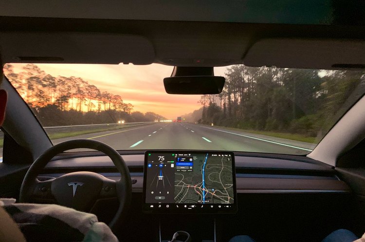 На Tesla подали до суду через загибель пасажира у зв’язку з несправною батареєю електрокара На Tesla подали до суду через загибель пасажира у зв’язку з несправною батареєю електрокара