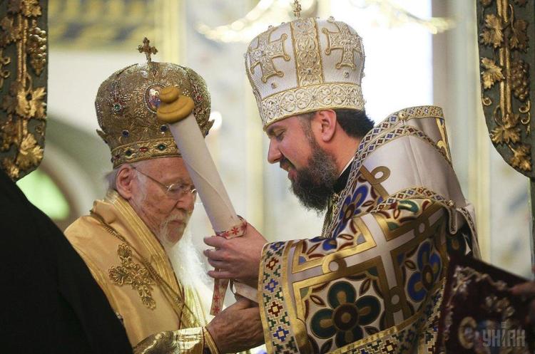 Фото: УНІАН Томос для ПЦУ підписали всі члени Синоду Вселенського патріархату в Стамбулі