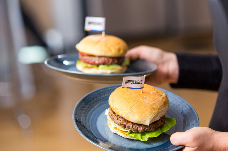 Фото: ITC_ua CES 2019: американський Impossible Foods представив котлети зі штучного м’яса (ВІДЕО)