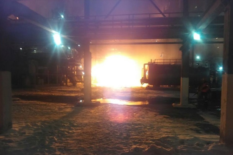 фото Газета ВІКНА Пожежу на заводі «Карпатнафтохім» гасять вже 12 годин