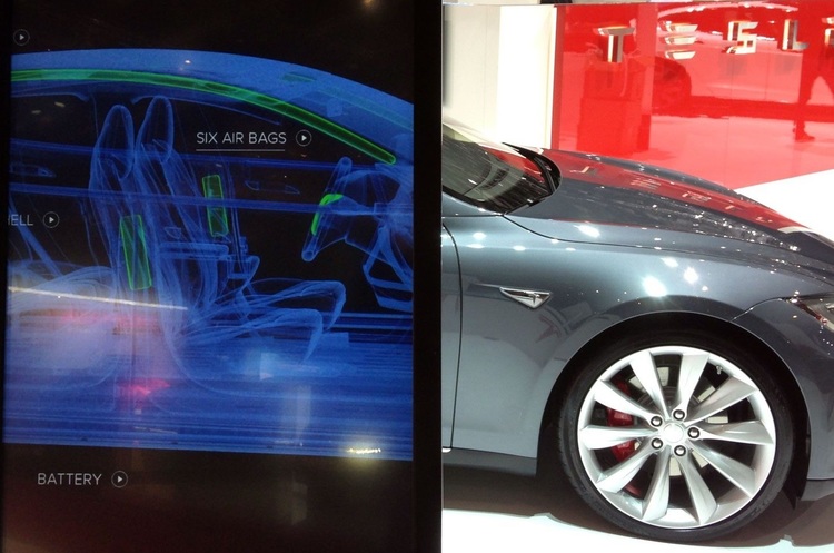 фото electrek.co Tesla подарує автомобіль Model 3 тому, хто зламає її програмне забезпечення