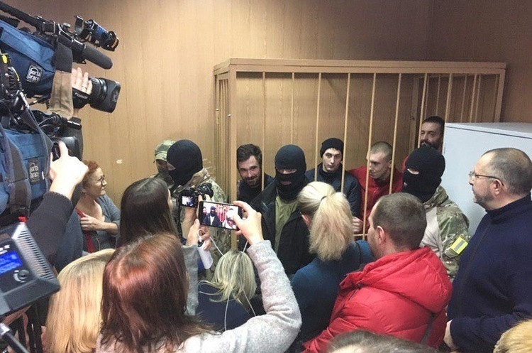 Всі полонені моряки залишаться під вартою до 24 квітня Всі полонені моряки залишаться під вартою до 24 квітня
