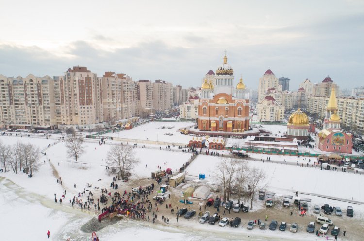 Святкування Водохреща Як підготуватись до пірнання в ополонку