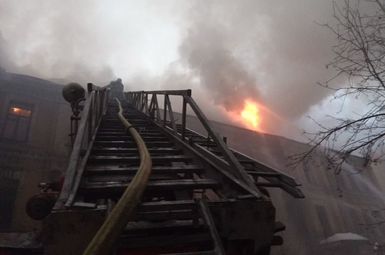 Фото: facebook_DSNSKyiv Оновлено: на столичному Хрещатику горить 3-поверхова будівля (ВІДЕО)
