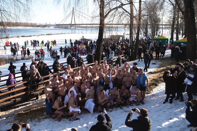 Фото: УНІАН Кличко пірнав у Дніпро на Хрещення разом із мерами понад 30 міст